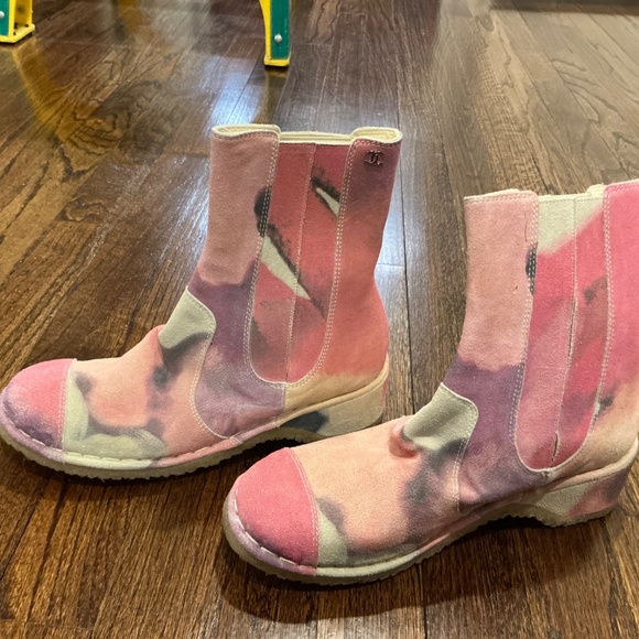 Chanel - Picture 2 of 3